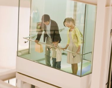 parents-with-child-in-elevator_1-900×600 parents-with-child-in-elevator_1-900x600
